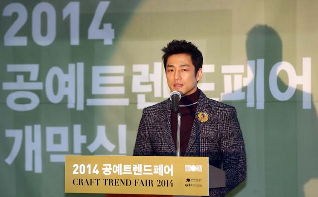 俳優チ・ジニが工芸トレンドフェアで2014年度も広報大使を務め、自らの作品を発表！