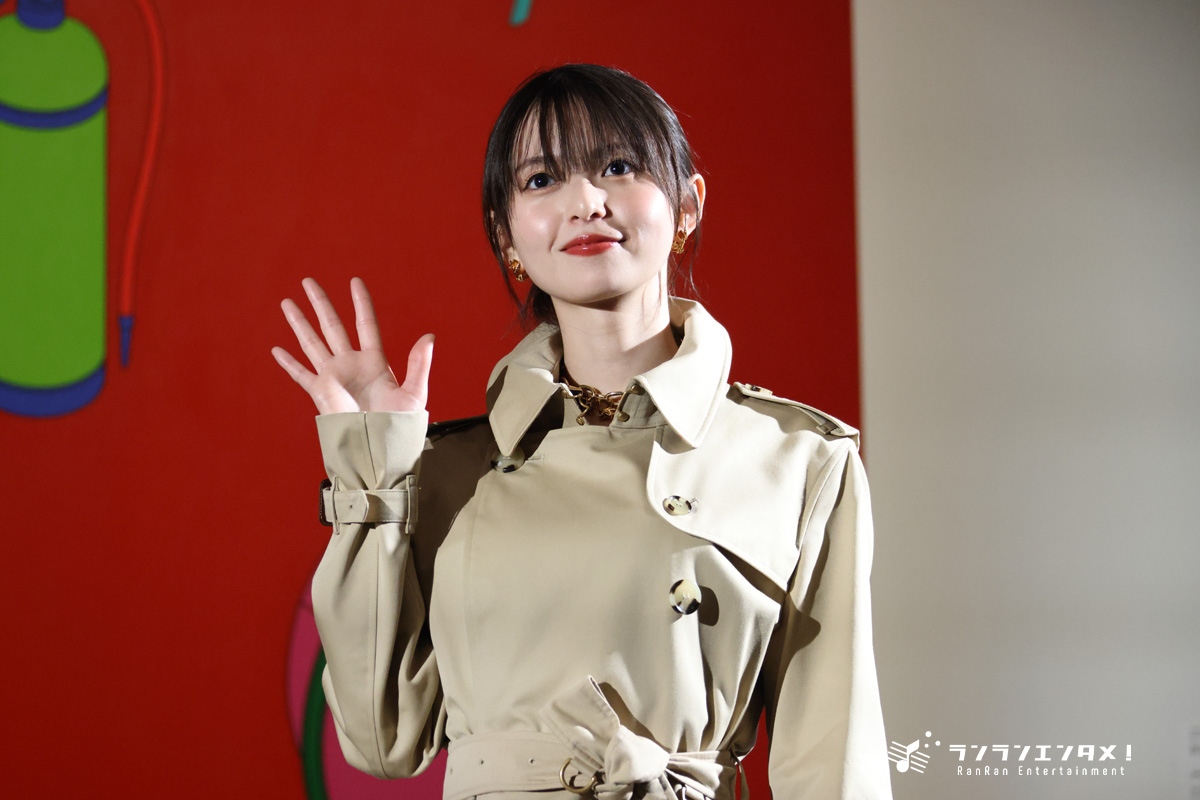 齋藤飛鳥、バーバリーのコートで颯爽と登場！「どの作品からも心が動かされ圧倒される！」 国立新美術館「テート美術館 － YBA&BEYOND 世界を変えた90s 英国アート」取材会