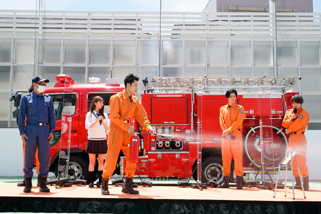 Snow Man岩本照、暑いので、こまめに水分補給して！ 映画『モエカレはオレンジ色』公開直前“消防訓練サプライズ“イベント実施