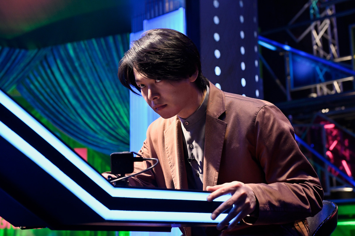 中村倫也×神木隆之介 クイズ番組の優勝者は“なぜ問題を１文字も聞かずに正解（＝０文字解答）”できたのか？ 映画『君のクイズ』場面写真一挙解禁！