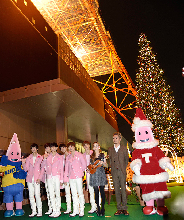 東京タワーにピンクのBOYFRIENDサンタが登場！ クリスマス・イルミネーション点灯式で2500人を前に「Pinky Santa」披露